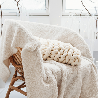 Snuggle Up! Elevating Your Home Decor with Luxury Throw Blankets for Autumn